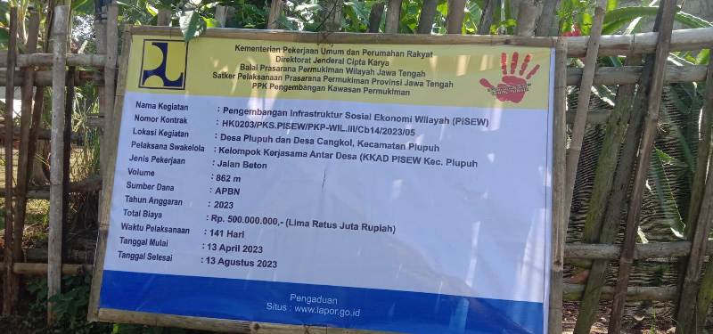 Pekerjaan proyek pembangunan jalan di Desa Cangkol Plupuh Sragen