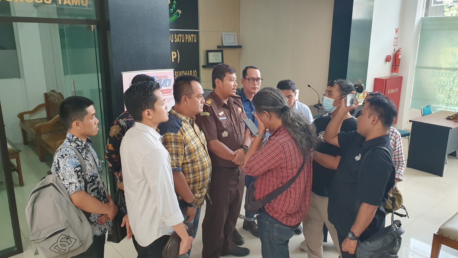 Kasi Intel Kejari Sukoharjo, Galih Martino Dwi Cahyo memberikan keterangan pers bersama tim LAPAAN RI dipimpin Ketua Dr BRM Kusuma Putra