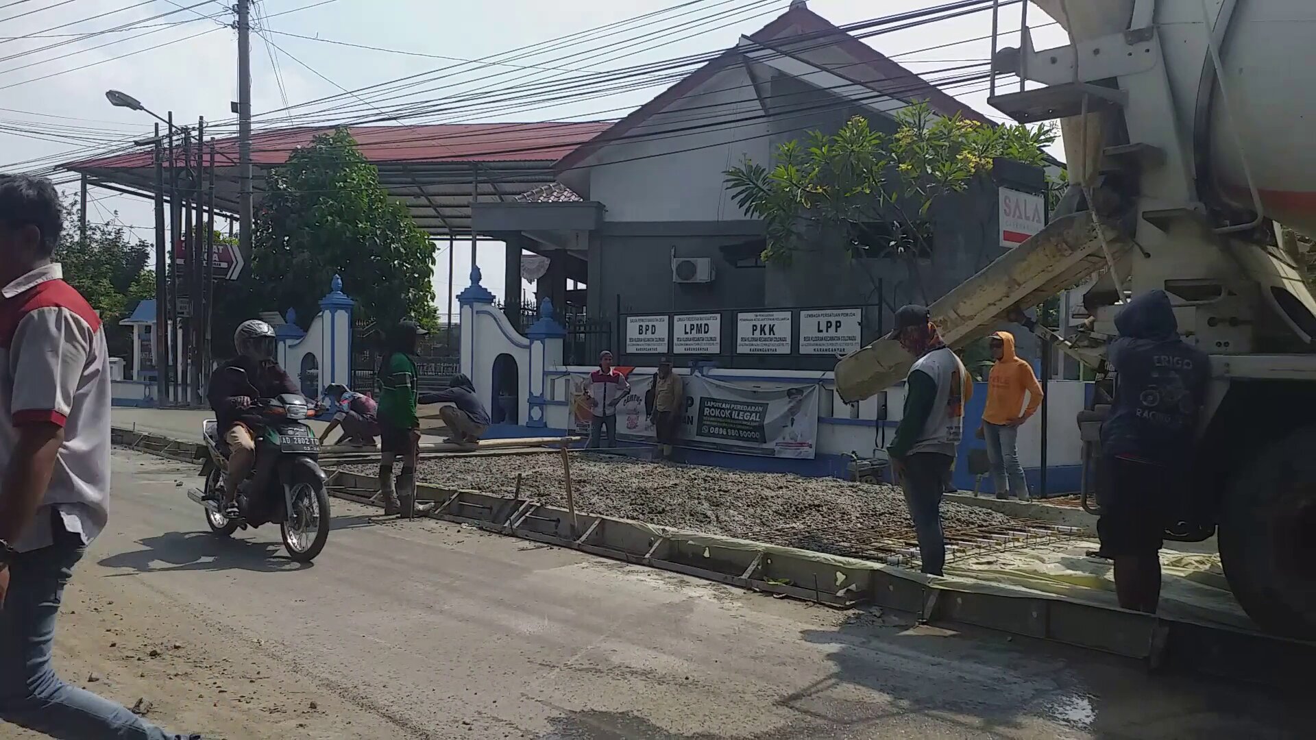 Suasana Proyek Peningkatan Jalan Tugu Boto-Sawahan di Desa Klodran, Kecamatan Colomadu Kabupaten Karanganyar