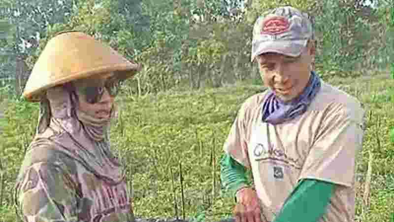 Sutrisno, Kepala Desa Jimbar Bersama Warto Petani Milenial