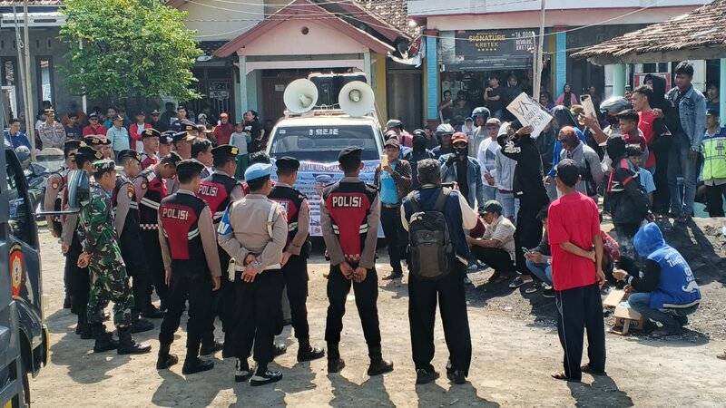 Ratusan Warga Wonoagung Geruduk Balai Desa Tuntut Kades Dicopot