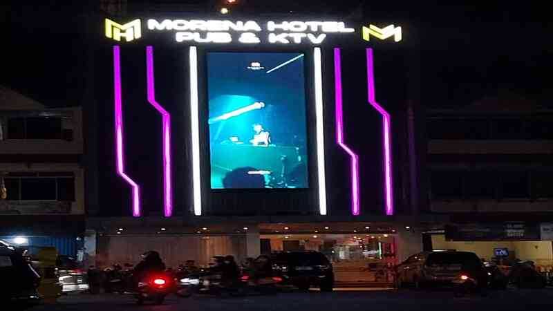 Gedung megah Morena Pub & KTV di malam hari terlihat mencolok, meski kini tengah diterpa tuduhan pelanggaran hukum ketenagakerjaan. (Dok. Red.)